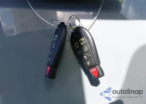 2016 Chrysler Town & Country Touring-L Anniversary Edition из США, поврежденный, VIN 2C4RC1CG5GR207321